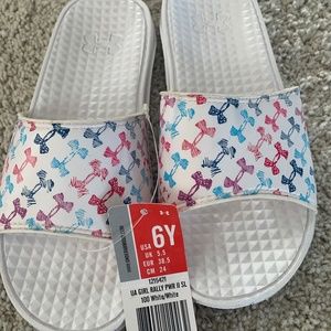 Under Armour slides shoes(6 girls or 8 womens)